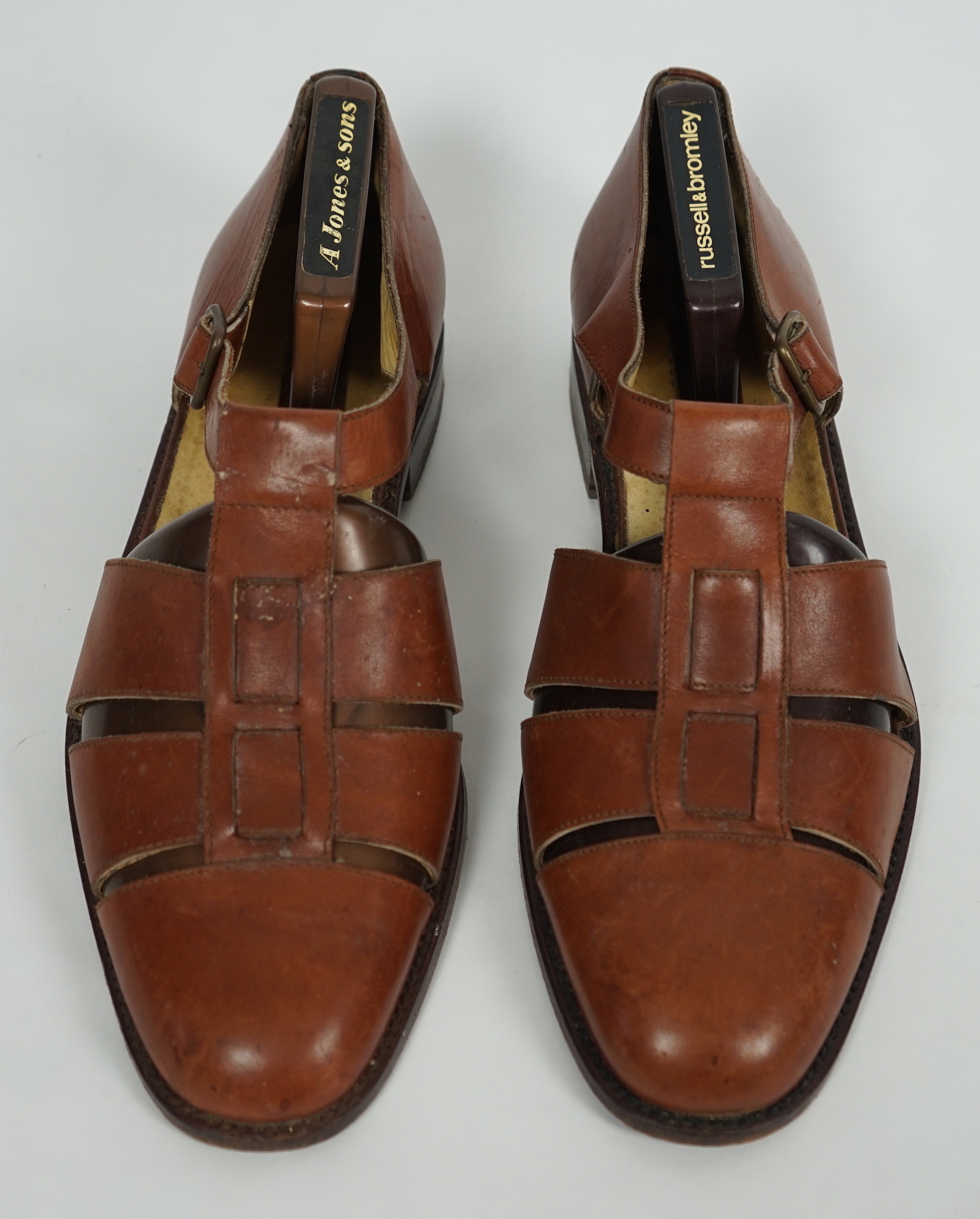 A pair of Gucci gentleman's tan leather sandals, size 42